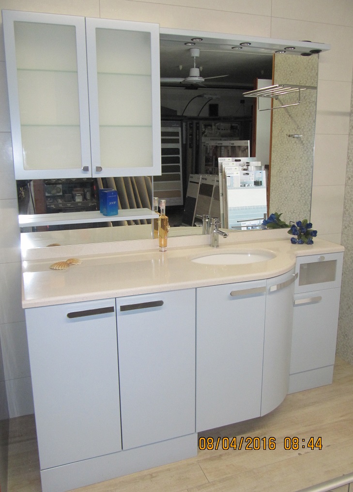 Mobile con porta lavatrice serie TOPAZIO colore celeste opaco, top bianco diamante + alzatina. Compreso lavabo escluso rubinetteria. Misure L175XP65.